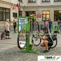 BikeStop linia MODE 03 z gablotą na reklamę